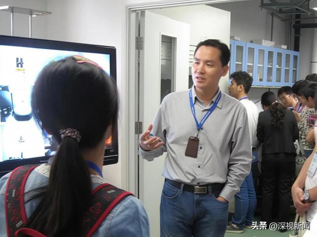2012年10月,王立平研究员在首届培训班现场讲授光遗传学技术。