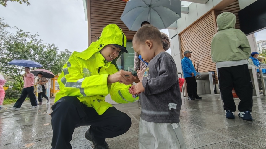 长宁警方在上海动物园为小朋友发放防走失手环。长宁公安分局供图