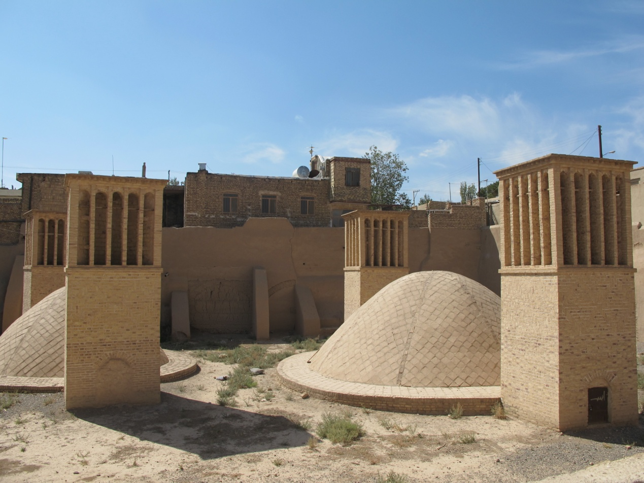 建在地下空间上的风塔和穹顶。伊朗建筑大量使用穹顶,具有实际目的,意在降温和促进空气流通。