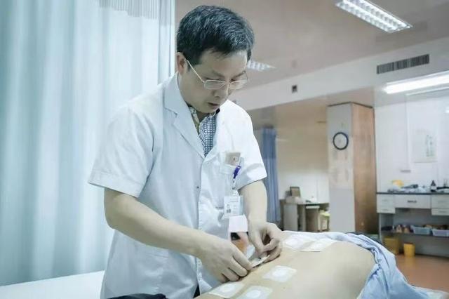 江苏省名中医、江苏省省级机关病院针灸推拿科主任欧阳钢为患者诊治。受访者供图