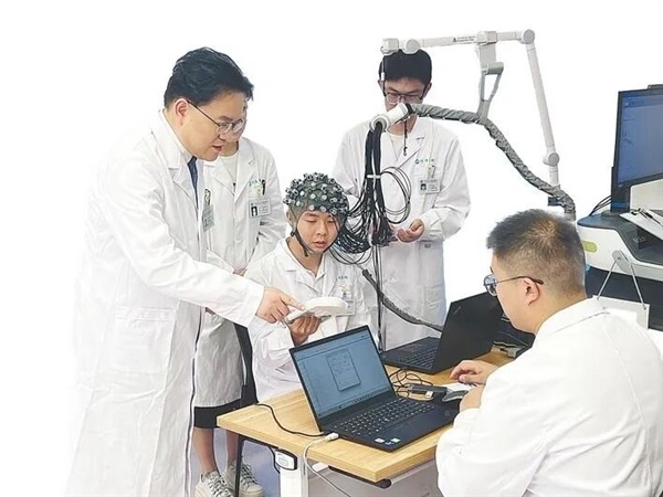 脑机接口突破:不用植入电极 男子用意念抬起瘫痪右手