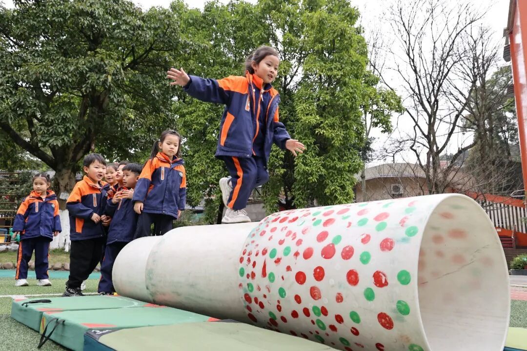 2026年3月5日,重庆市沙坪坝区曙光幼儿园,大班的孩子们正在园内运动。该园88名大班幼儿已全部享受保教费减免福利,切实为不少家庭减轻了经济负担。 孙凯芳摄