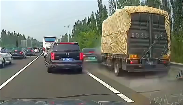 高速堵车特斯拉Model 3压实线变至应急车道 遭大货车迎头痛击