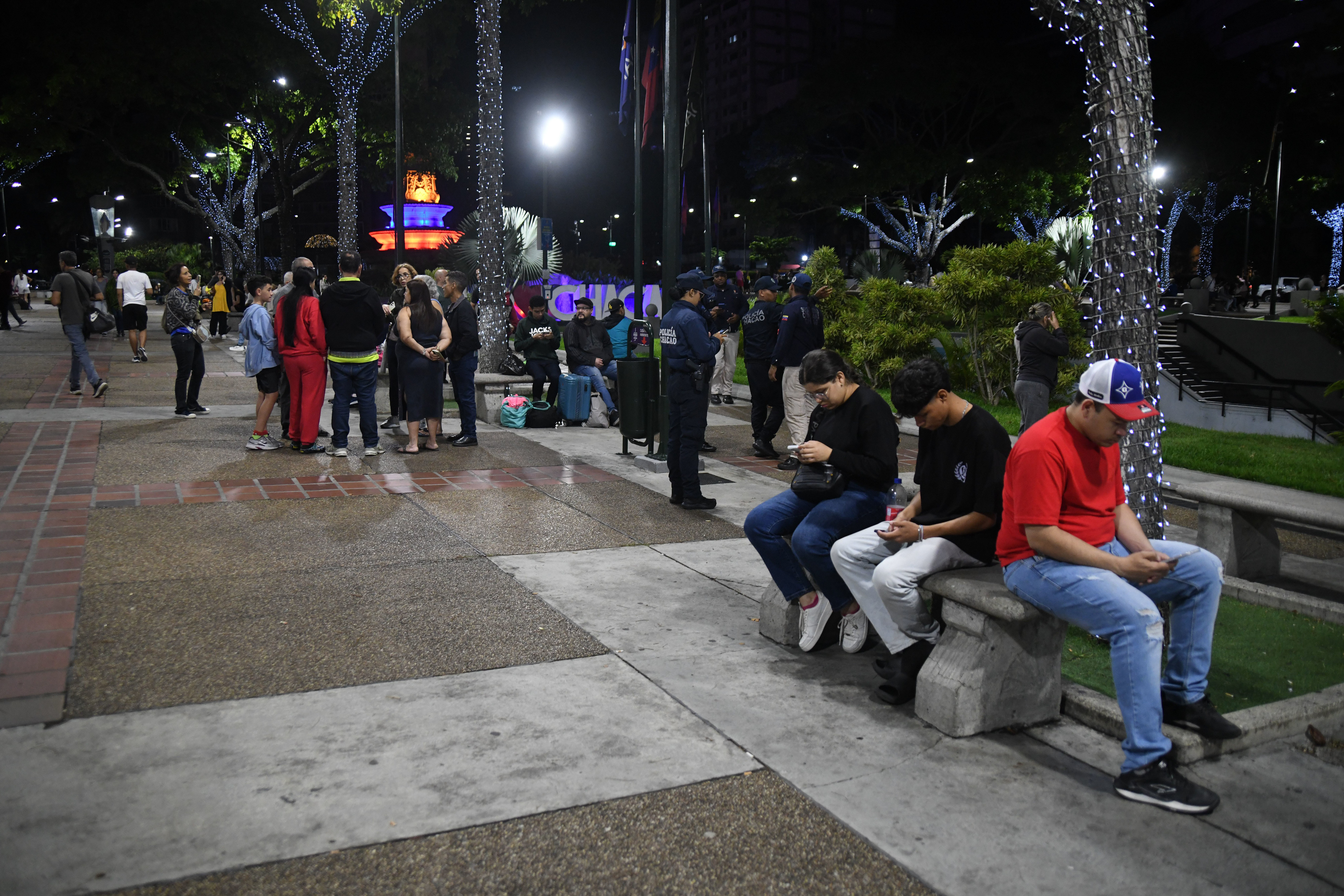 6月24日,人们在地震发生后聚集在委内瑞拉米兰达州查考市的阿尔塔米拉广场上避险。新华社发(马科斯·萨尔加多摄)