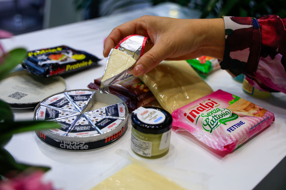 这是2025年11月9日在第八届进博会农食产品展区拍摄的意大利伊纳尔皮集团（Inalpi）的奶酪和黄油。