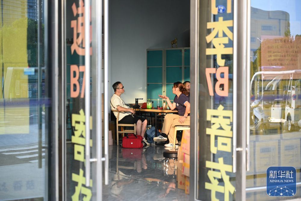 ↑5月7日，廖晓蕙在厦门B7快递驿站与台胞闲聊家常。