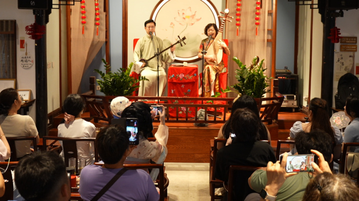 评弹艺人正在现场演唱苏州评弹