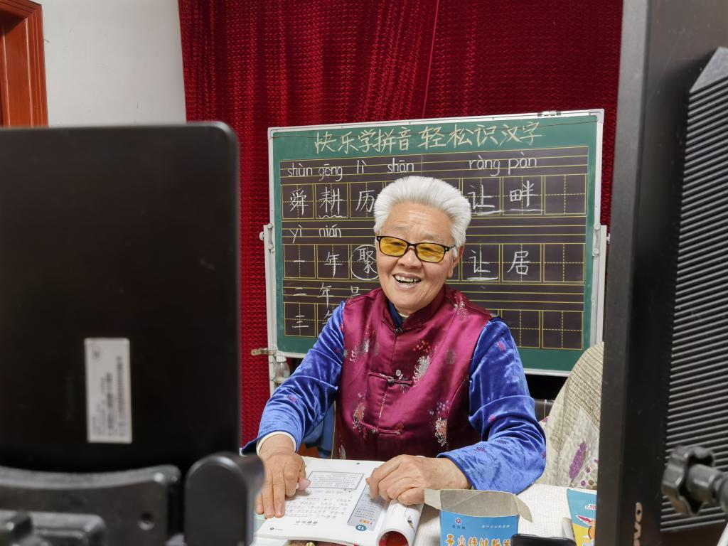 杨维云正在直播。新华社记者 朱青 摄