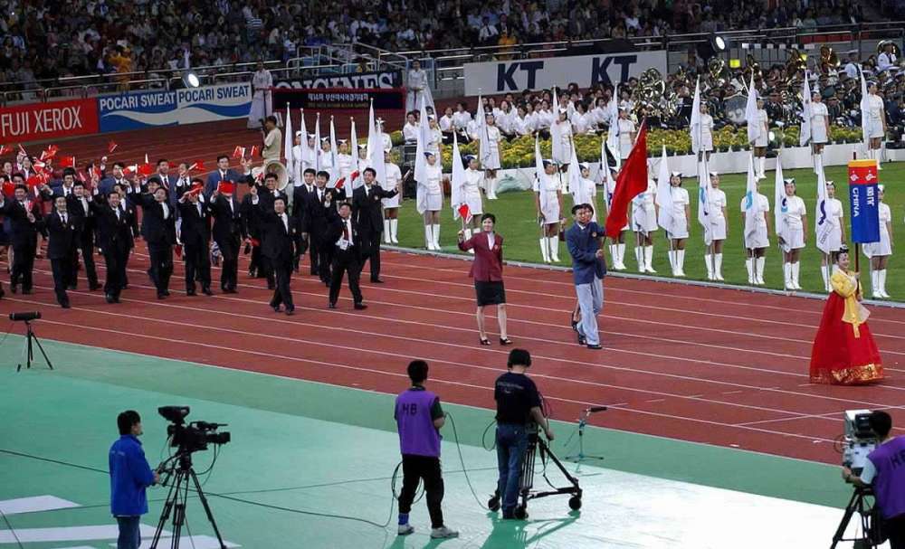 2002年9月29日,第14届亚运会在韩国釜山亚运会主赛场开幕。这是中国体育代表团步入会场。新华社记者 戚恒 摄