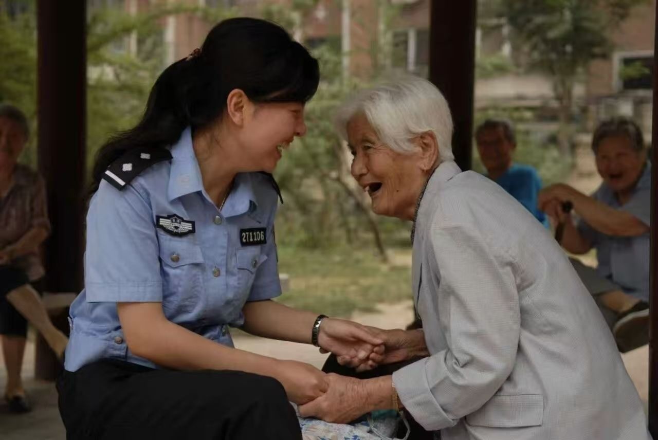 戴娟与群众无话不谈(央广网发 天津市公安局供图)