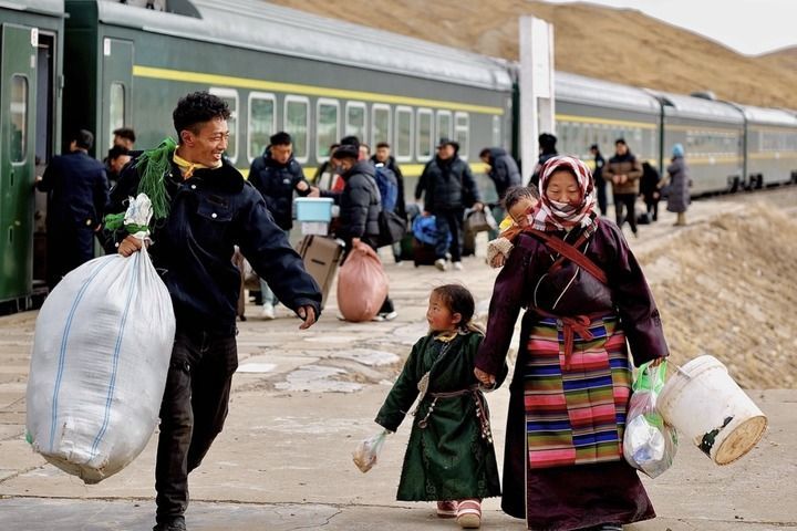 春节期间,人们乘坐火车回到雁石坪镇。新华每日电讯记者 周昱龙 摄