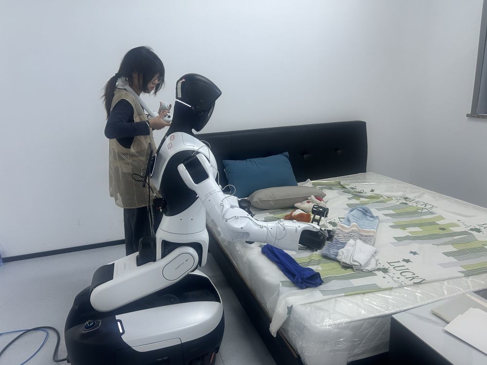 这是7月30日拍摄的工作人员在浙江清华柔性电子技术研究院工业具身智能实训中心工作。新华社记者黄筱 摄