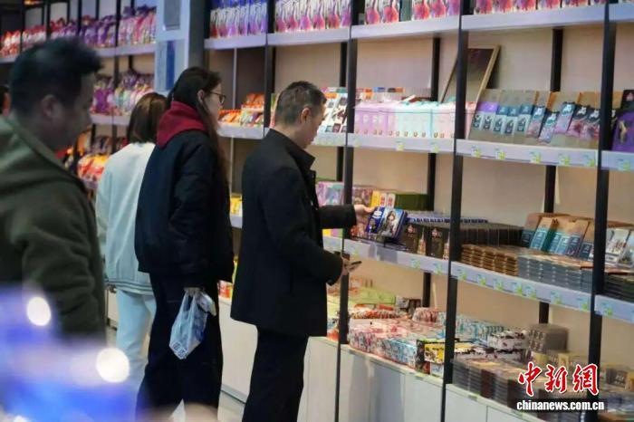 新疆外贸“朋友圈”持续扩大,当地民众在“家门口”采购海外商品。(资料图)乌鲁木齐市文广旅局供图