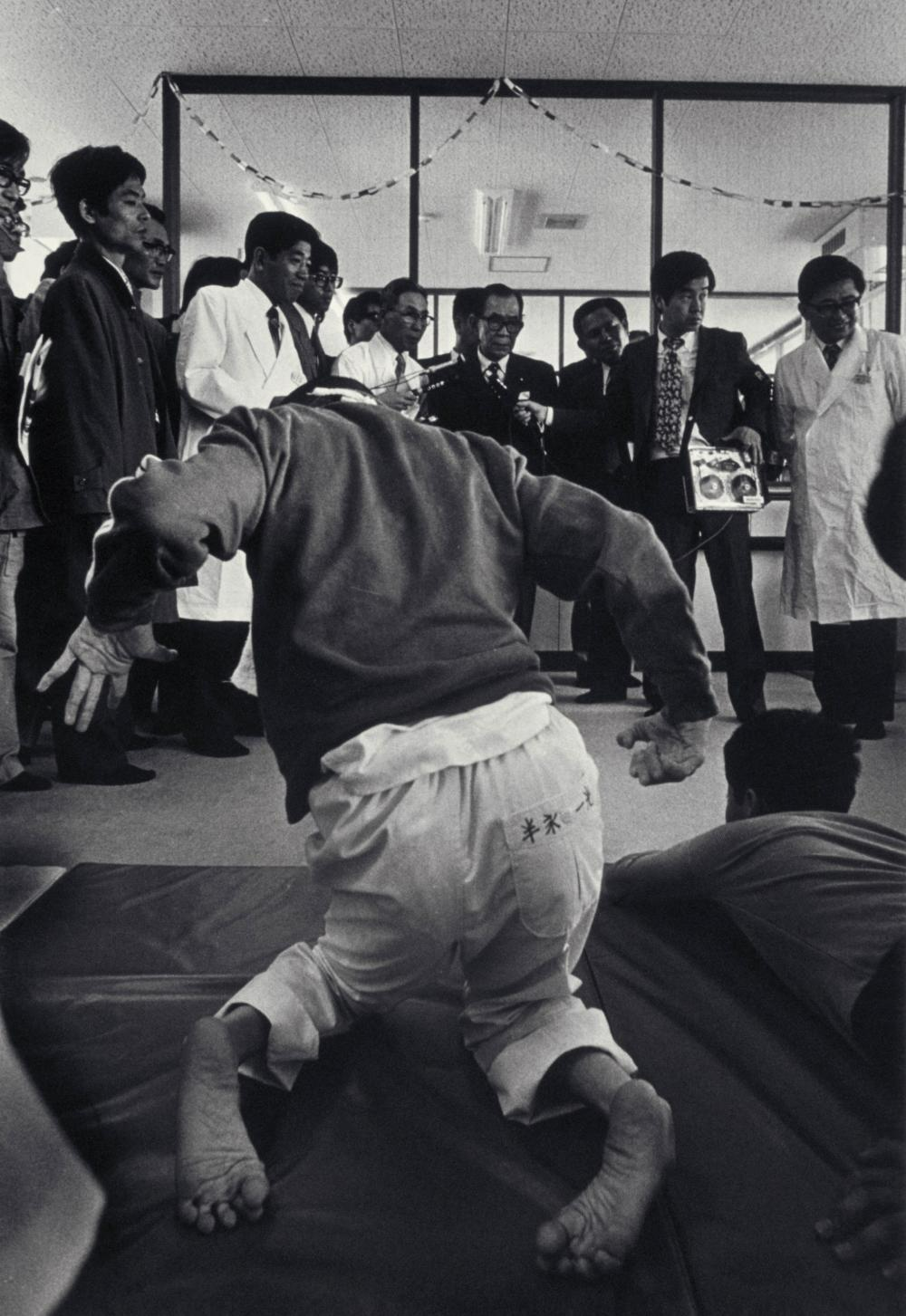 1972年10月,环境大臣三木武夫视察水俣病受害者安置设施。