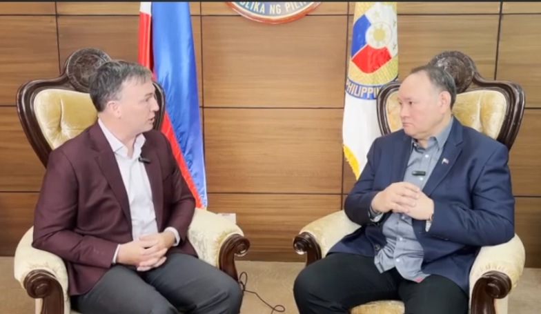 雷蒙德·鲍威尔(左)与菲律宾国防部长吉尔伯特·特奥多罗进行访谈。(来源:“海光计划”网站视频截图)