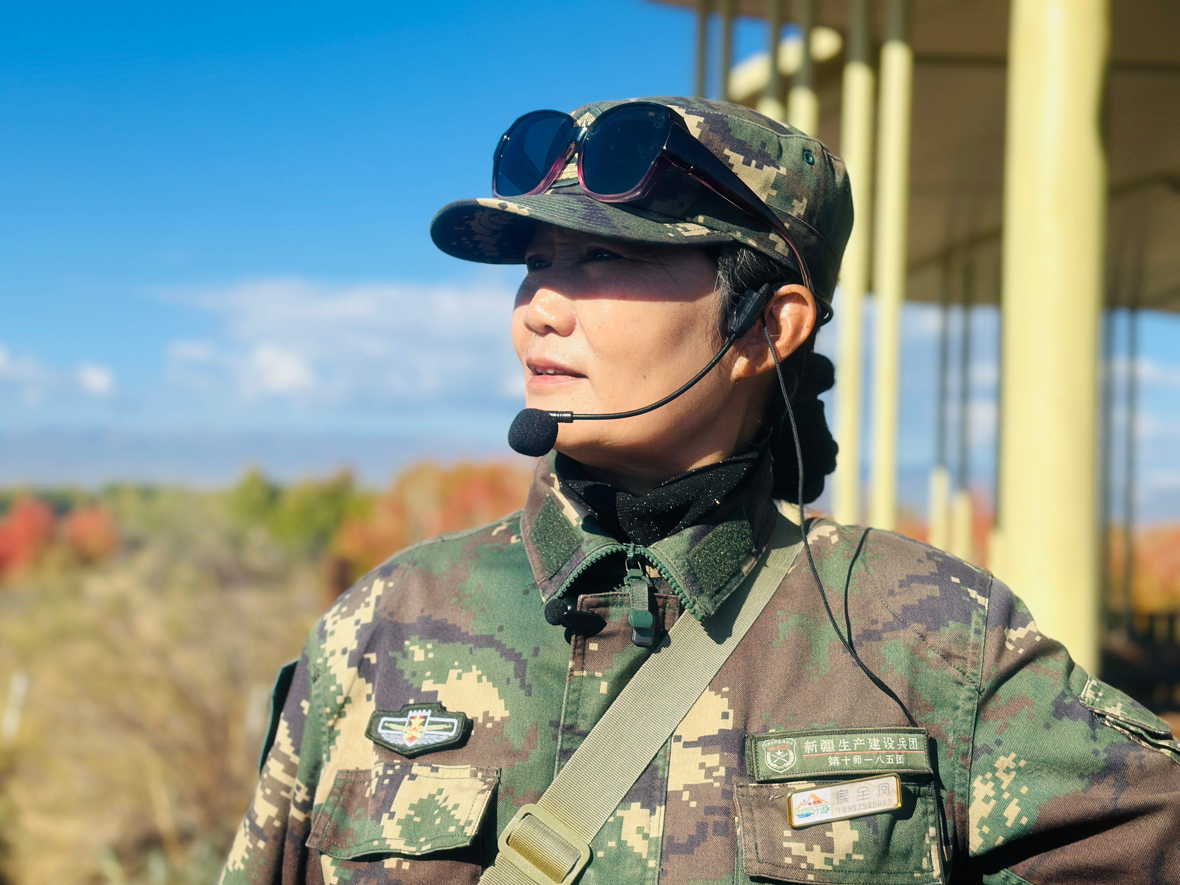 在中哈边境一八五团,讲解员侯全凤站在界河之畔眺望远方。李萍 摄.jpg