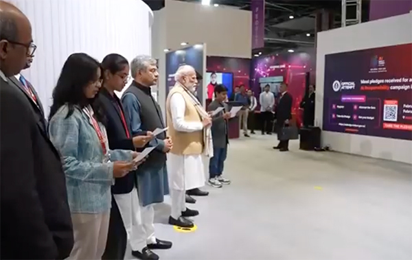 当地时间2月16日，莫迪在AI峰会现场参观。 视频截图