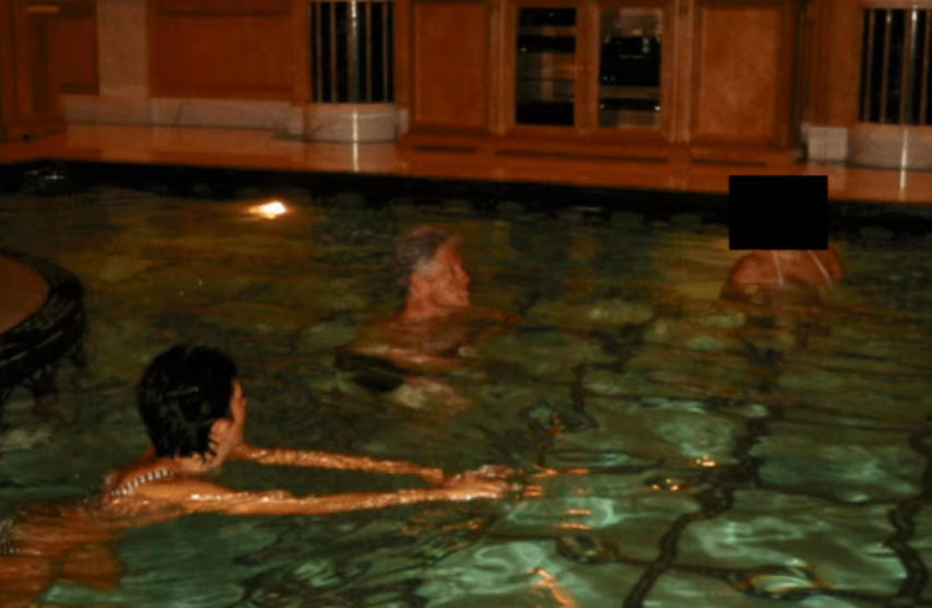 16次同飞、泳池同框,希拉里管这叫“做慈善”?