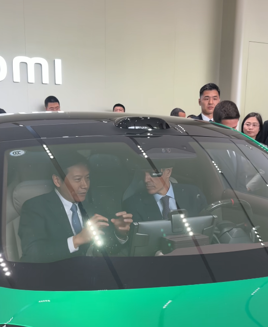 西班牙首相桑切斯访华参观小米科技园 雷军亲自接待 现场体验YU7