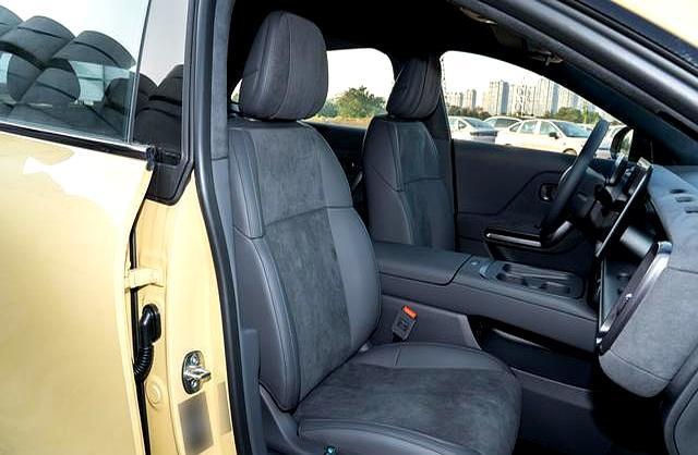 江阴街头堵车到寸步难行，细君坐后排说膝盖顶着前座-有驾