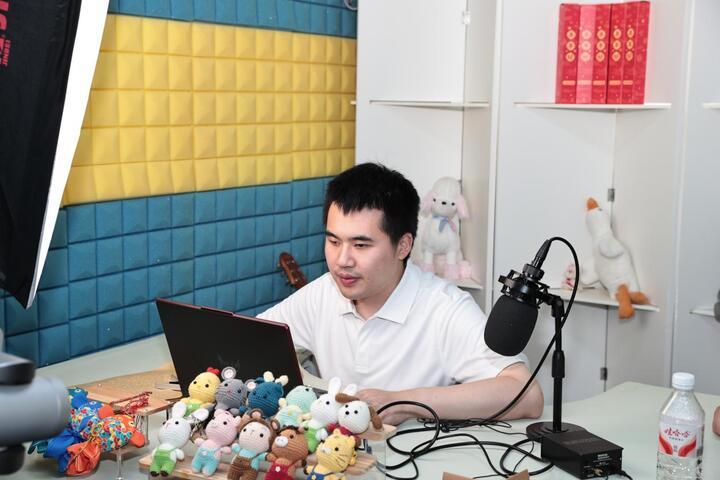 叶泓霆在做剪辑工作