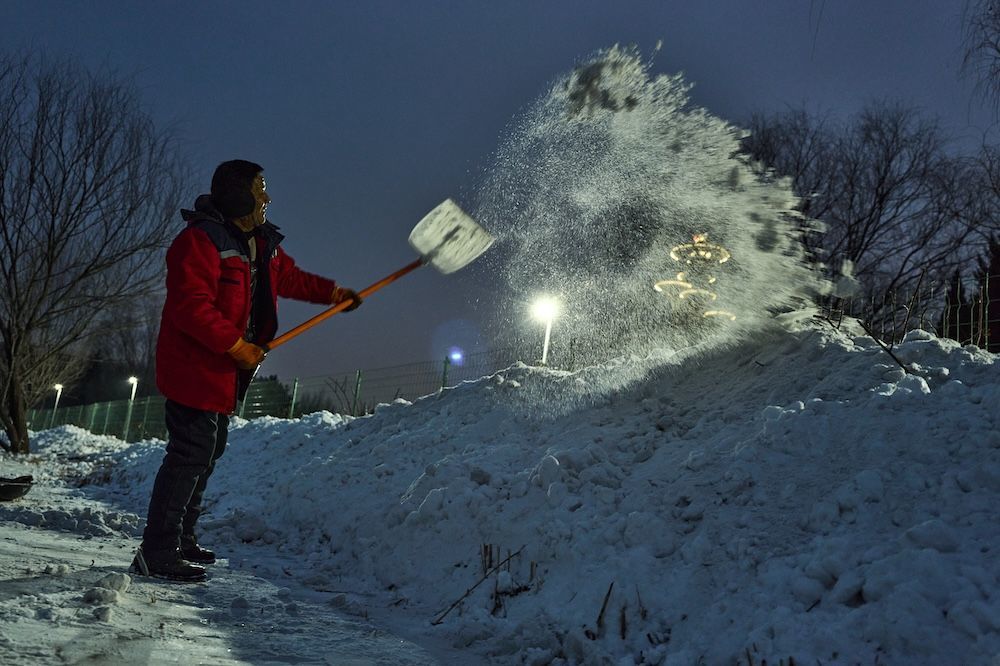2026年1月18日，奥森公园冰场，一个工友正在清理积雪。