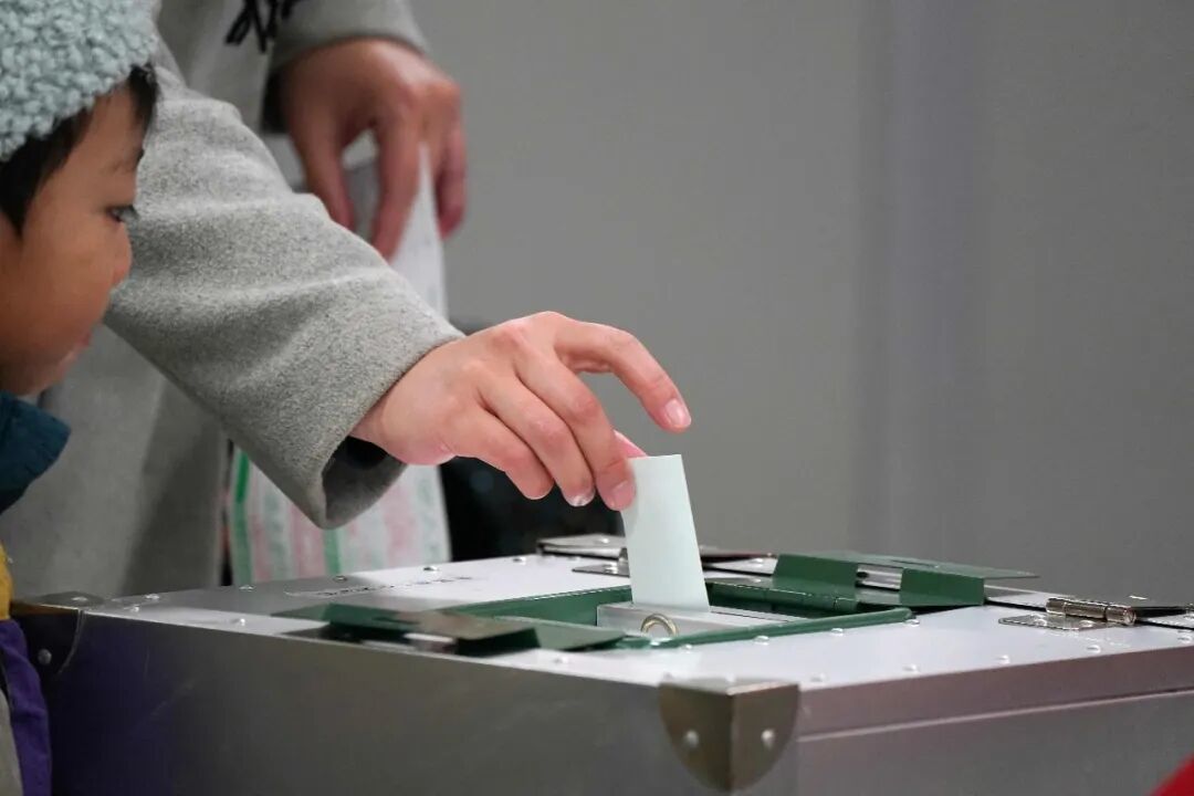 2日,民众在日本东京一处投票站投票 图源:新华社