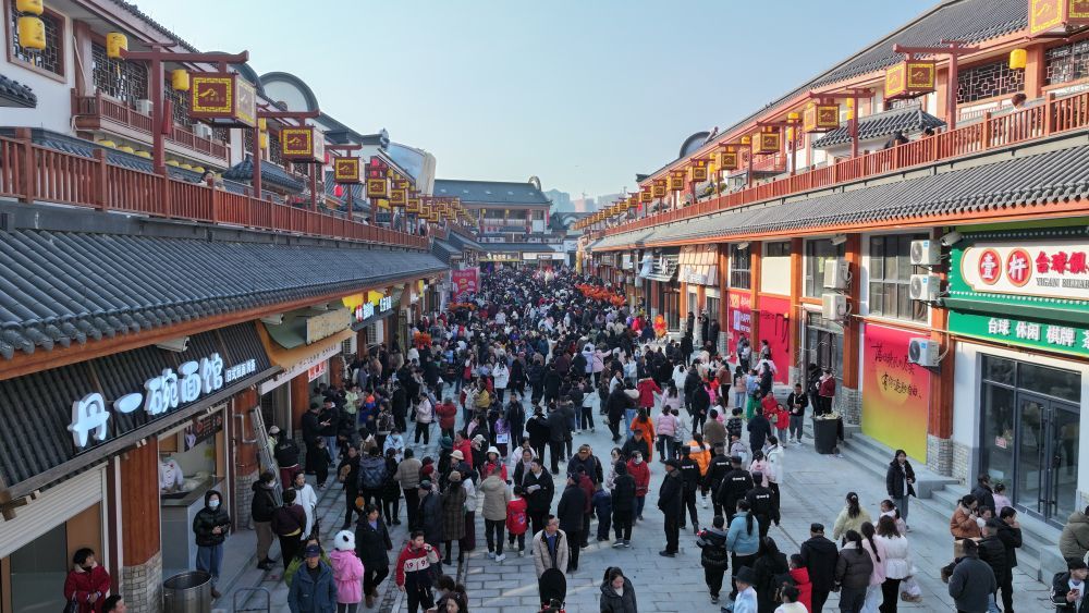 2026年春节期间游客在均州老街游玩。（受访者供图）