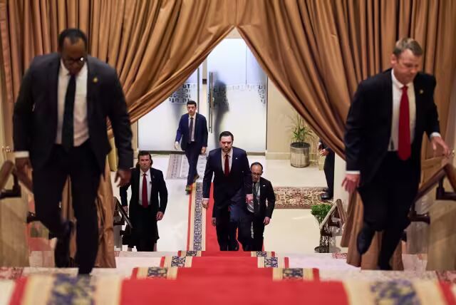 好意思国副总统JD&middot;范斯（中）周六在伊斯兰堡走上一段楼梯，与巴基斯坦总理谢赫巴兹&middot;谢里夫会面，推敲伊朗问题。