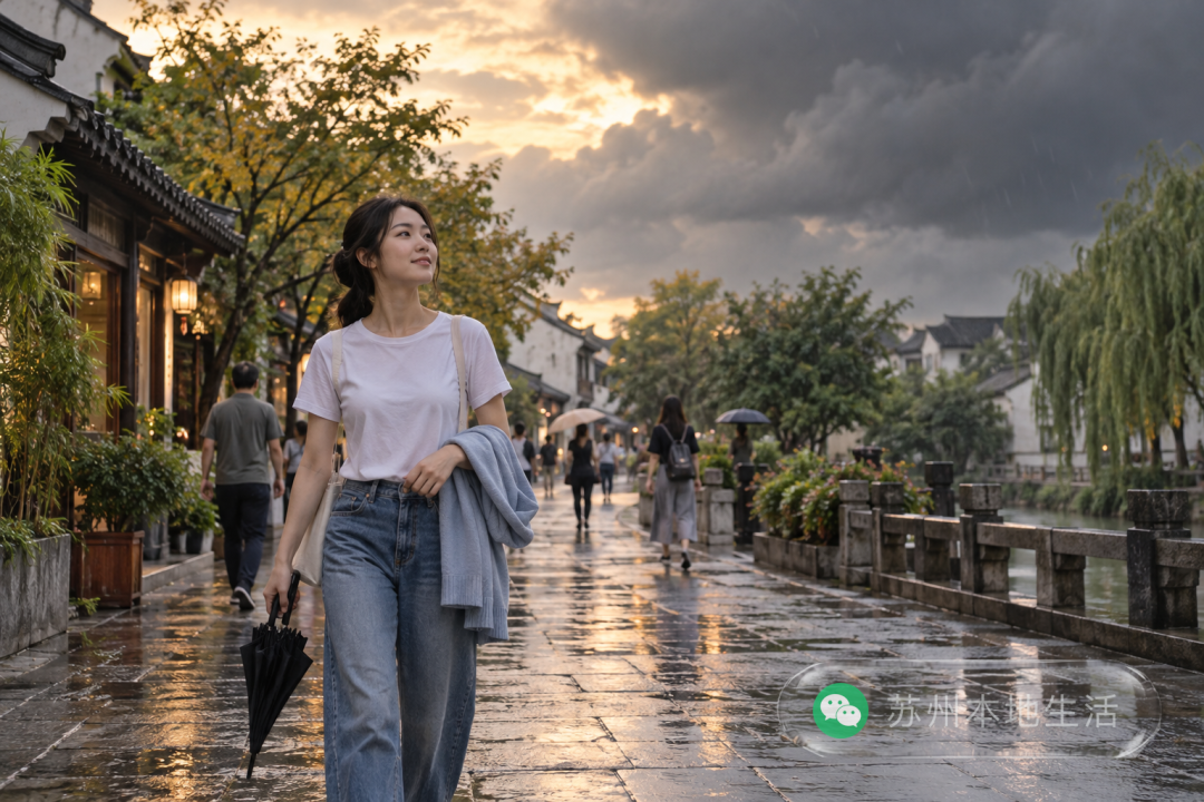 苏州街头行人身着短袖并携带薄外套和雨伞,阴云与湿润路面表现周末闷热转雨的天气变化。