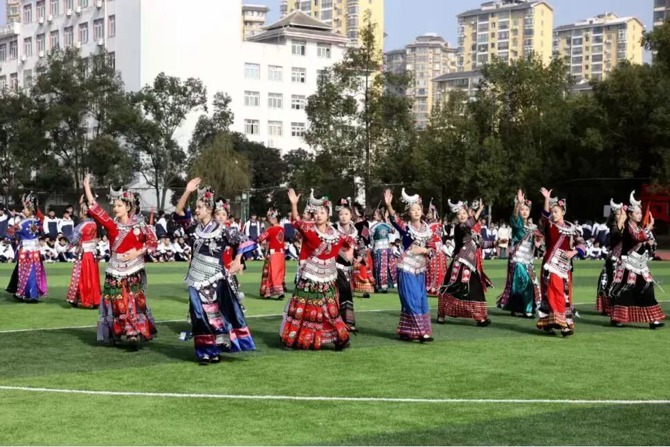 榕江一中学生在冬运会暨艺术节开幕式上跳芦笙舞。图/中新图片 中新社发 李长华 摄