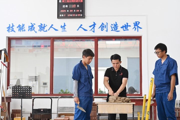 2025年9月9日,在天津铁道职业技术学院砌筑集训基地,教师伍远州指导学生实践。新华社记者 李然 摄