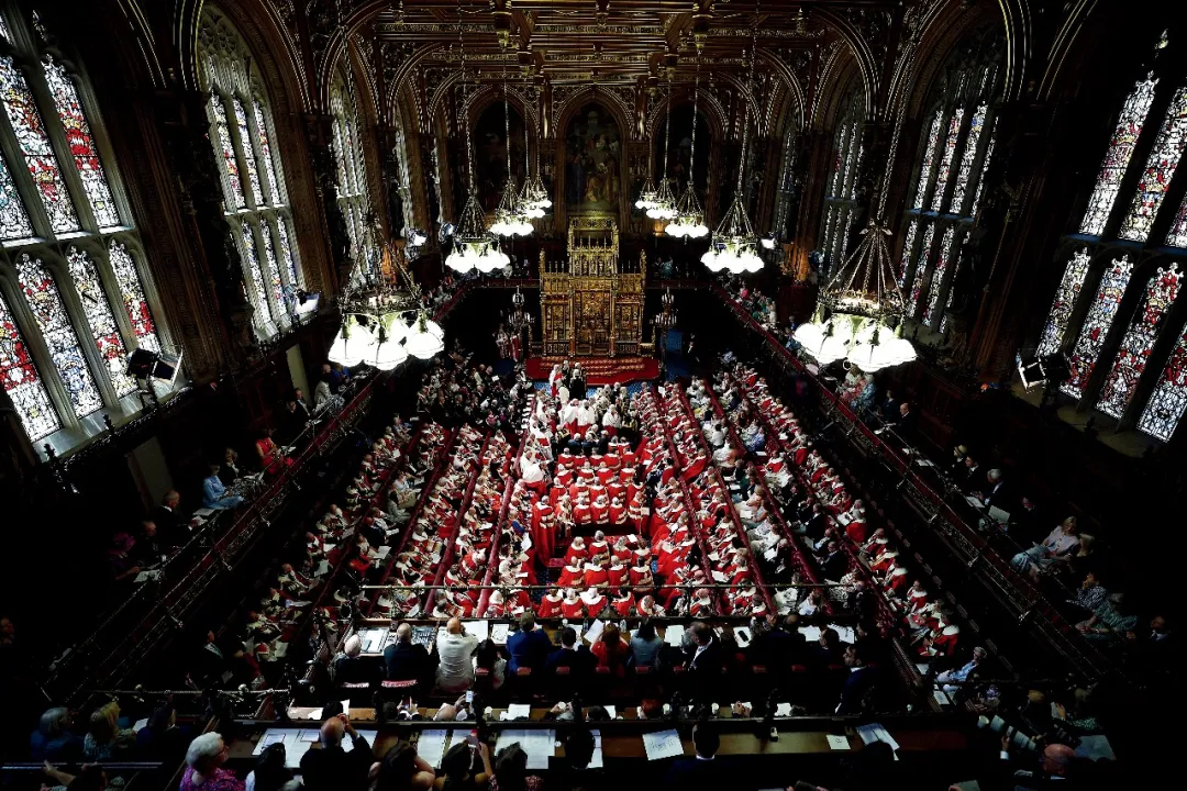 2024年7月17日，英国上议院议员和嘉宾在议会大厦上议院议事厅就座。图/视觉中国