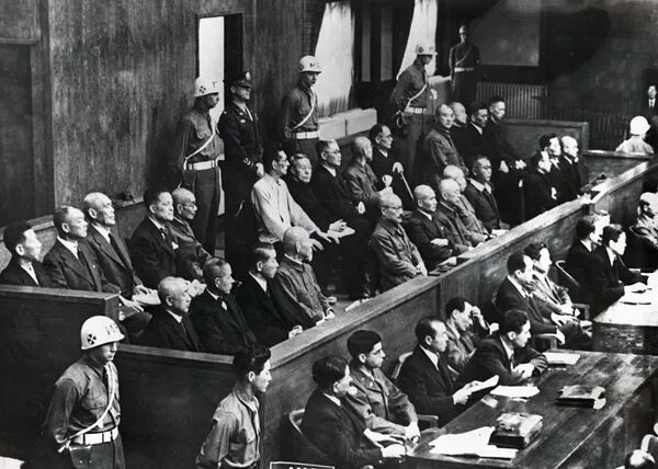 ·1946年5月14日,远东国际军事法庭内,日本战犯嫌疑人在被告席上。(视觉中国)