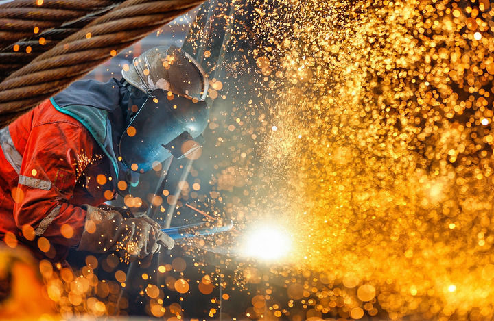 2026年1月29日,在天津市滨海新区,海上油气平台建设工人在施工作业。新华社发(杜鹏辉摄)