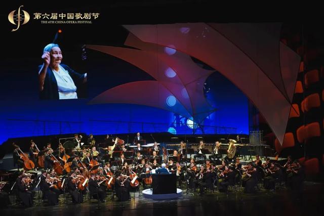第六届中国歌剧节开幕专场音乐会上,97岁高龄的著名指挥家郑小瑛再次引奏经典乐章。