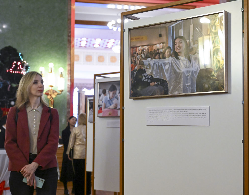 2026年3月20日,“繁花绽放:中国式现代化的主角”中国妇女事业发展成就图片展在俄罗斯莫斯科举行。图片展集中呈现中国妇女事业发展的辉煌成就以及中俄两国在妇女领域的交流合作成果。这是嘉宾参观图片展。