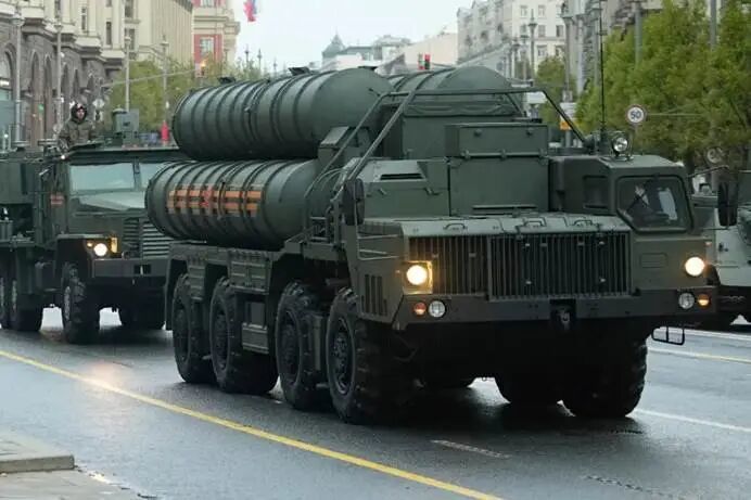 2025年4月29日,俄罗斯胜利日阅兵彩排前夕,一辆S-400反导系统发射车正向红场方向行驶。(来源:美联社)