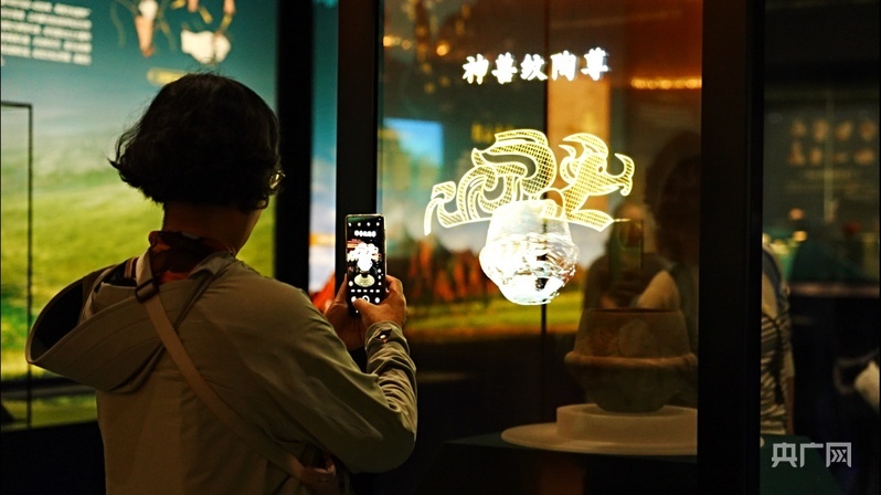 神兽纹陶尊的数字化展现(央广网发 韩义 摄)