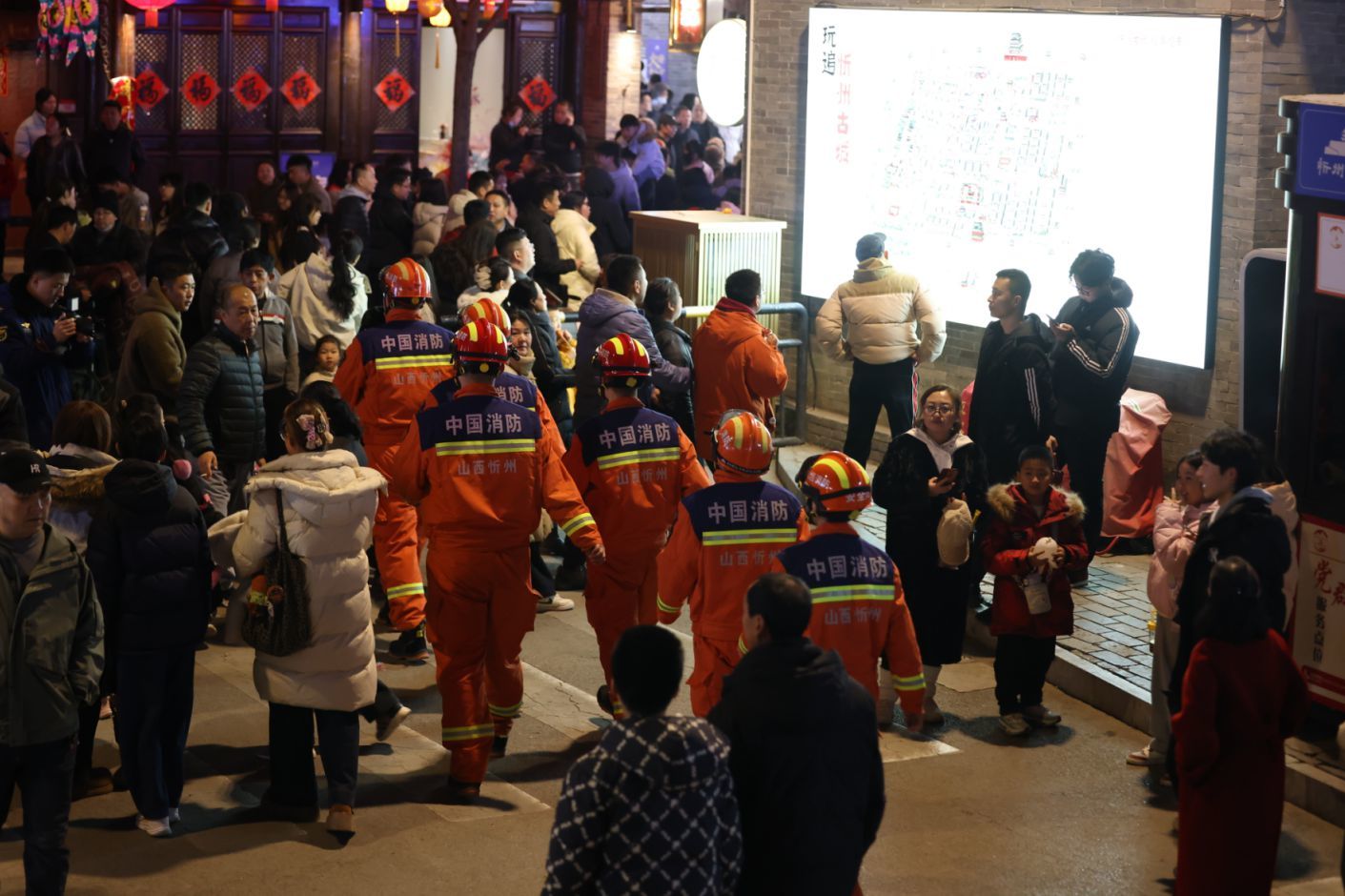 新春走基层丨24小时暖心巡逻,为古城春节“亮灯护航”