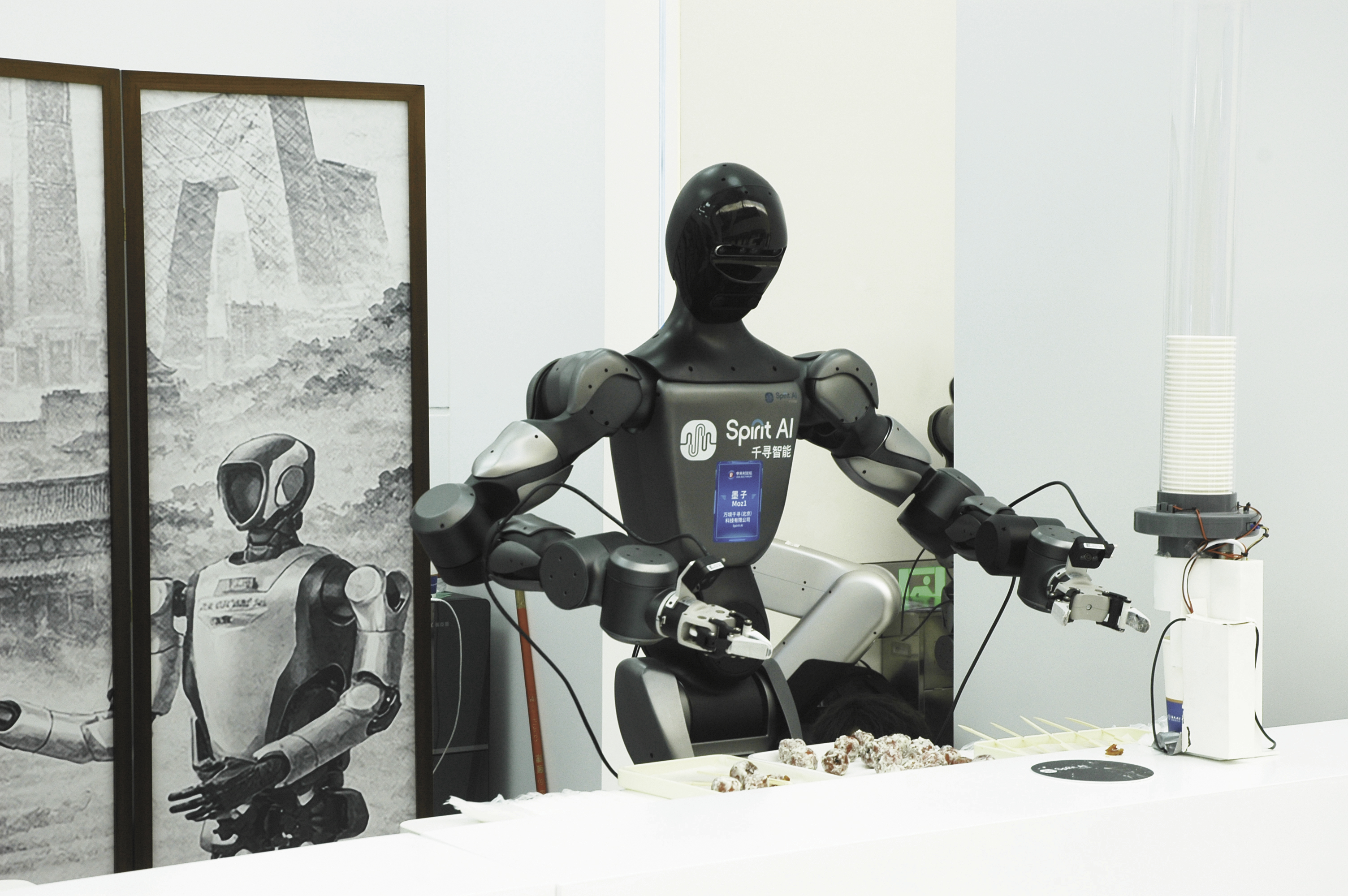 人形机器人现场串糖葫芦。马 俊摄