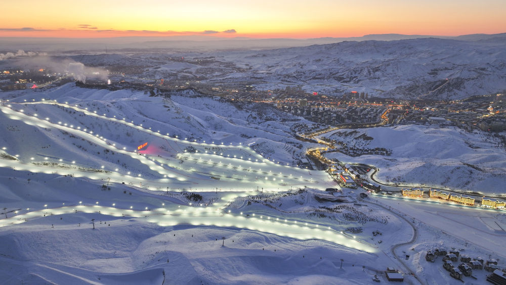 夜幕降临，新疆阿勒泰将军山国际滑雪度假区即将开启夜场运营（2025年1月24日摄，无人机照片）。新华社记者 胡虎虎 摄