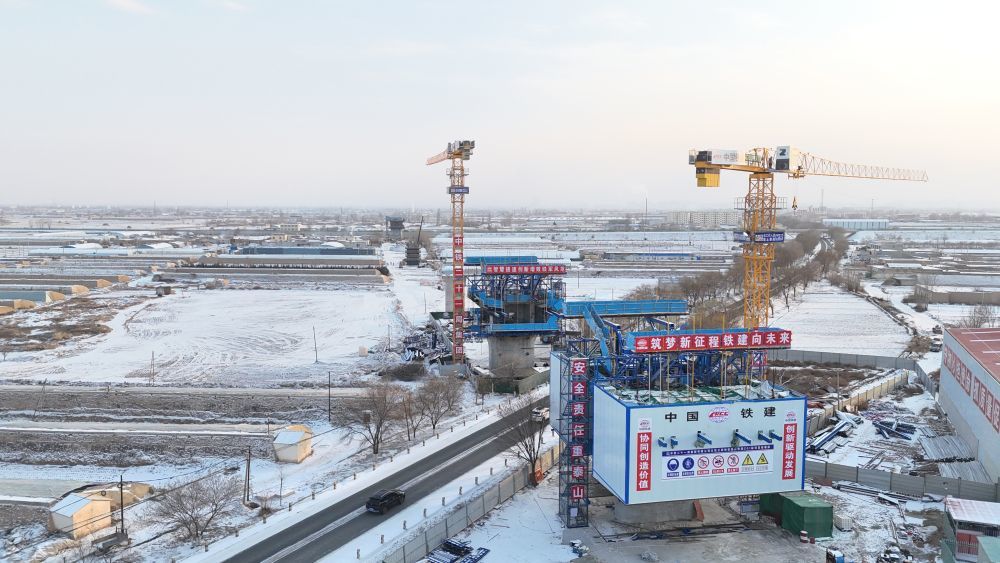 在兰张高铁武威至张掖段，施工人员加速推进项目建设。（马辰 摄）