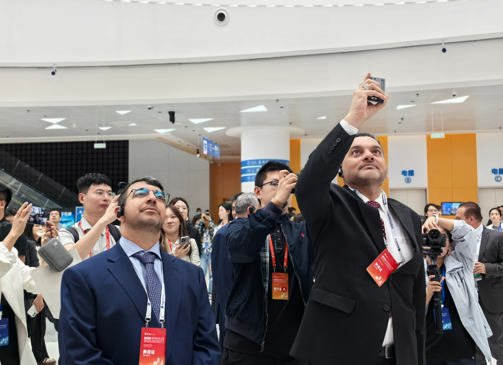 嘉宾在全国最大科普科创场馆之一长安云参观。摄影:郝洋斌 韩博轩