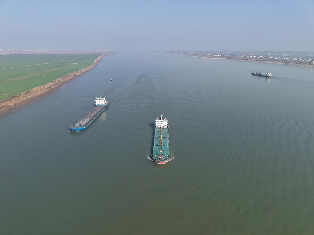 这是在湖南省临湘市江南镇长江村拍摄的长江（无人机照片）。新华社记者丁春雨 摄