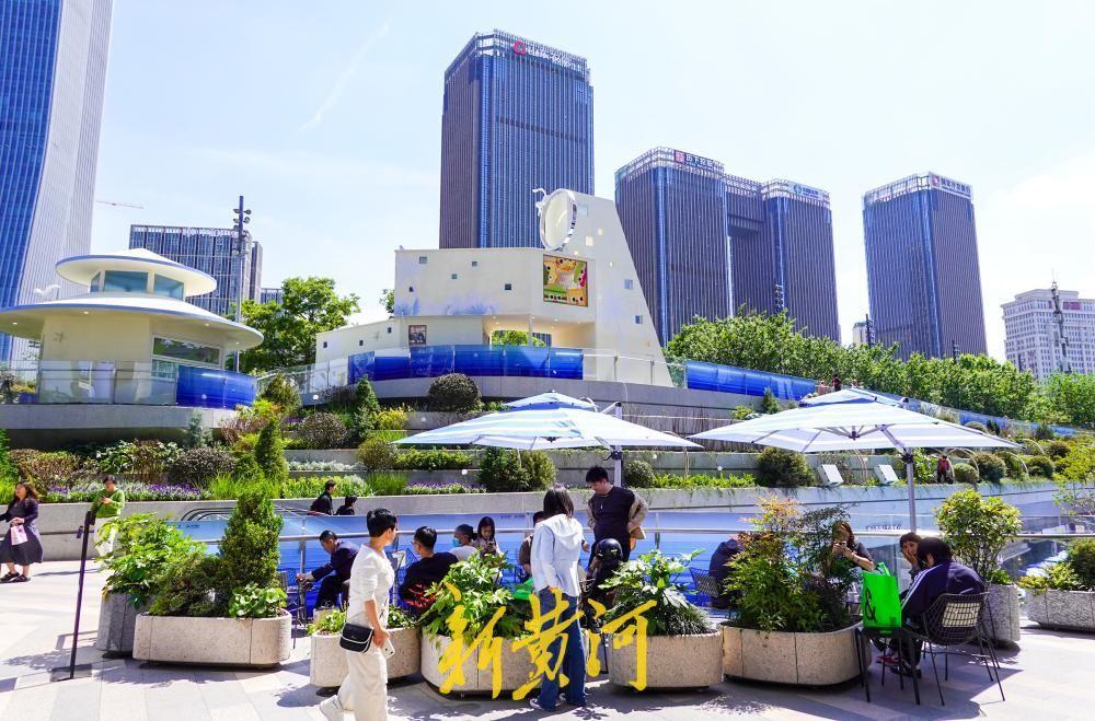 五一消费旺季将至 &nbsp;泉城商圈“吹”来海洋度假风
4月29日，随着五一假期的临近，泉城的节日氛围日益浓厚。为迎接即将到来的消费旺季，各大商家纷纷精心布置，推出特色