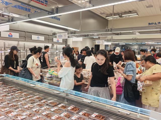 金粒门佛山首店挤满顾客。(莫璇摄)