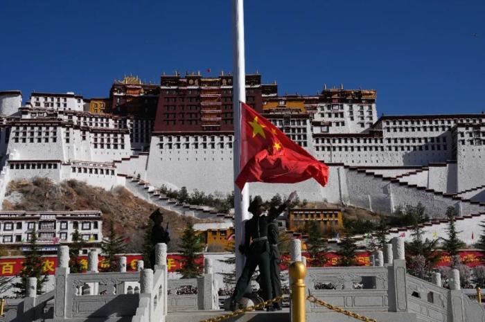 2025年3月28日,西藏各族各界人士在拉萨布达拉宫广场,升国旗、唱国歌,参加西藏百万农奴解放66周年纪念活动。 图为升国旗仪式现场。