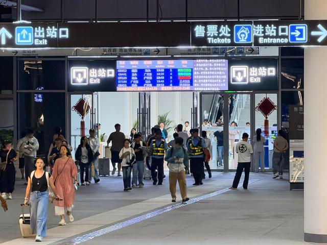 10月6日晚，惠州南站迎来国庆假期返程旅客。出站口，抵达旅客陆续走出车站，现场秩序井然。