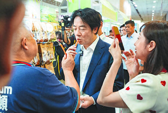 图注:赖清德当众吃狗粮。